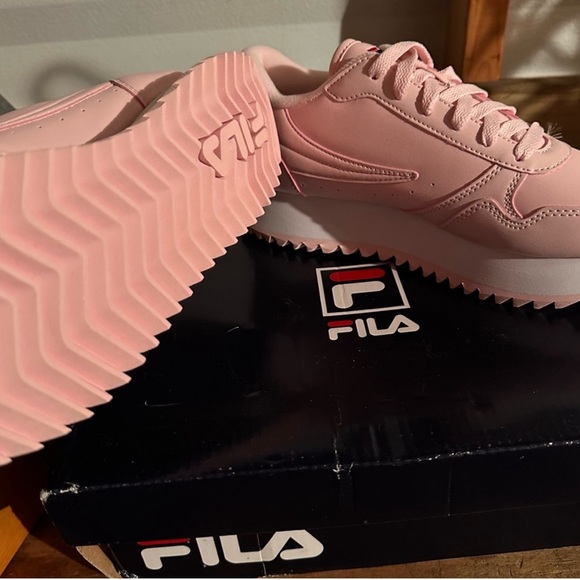 Brand New Pink Filas they look like the lighter pink pics - Picture 2 of 8